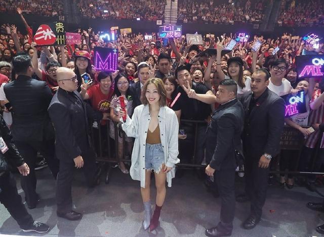 46岁郑秀文解锁新时尚，外套只穿一半 鞋子不同色，网友：就服你