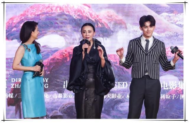 刘嘉玲终于不扮嫩，52岁尽显女王范，网友：脚上的鞋子看着就冒汗