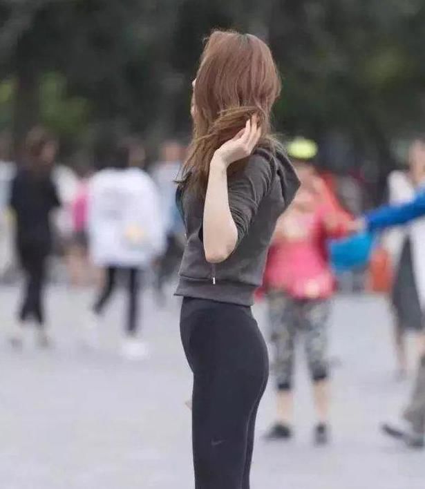 路人街拍:身材苗条的打底裤美女