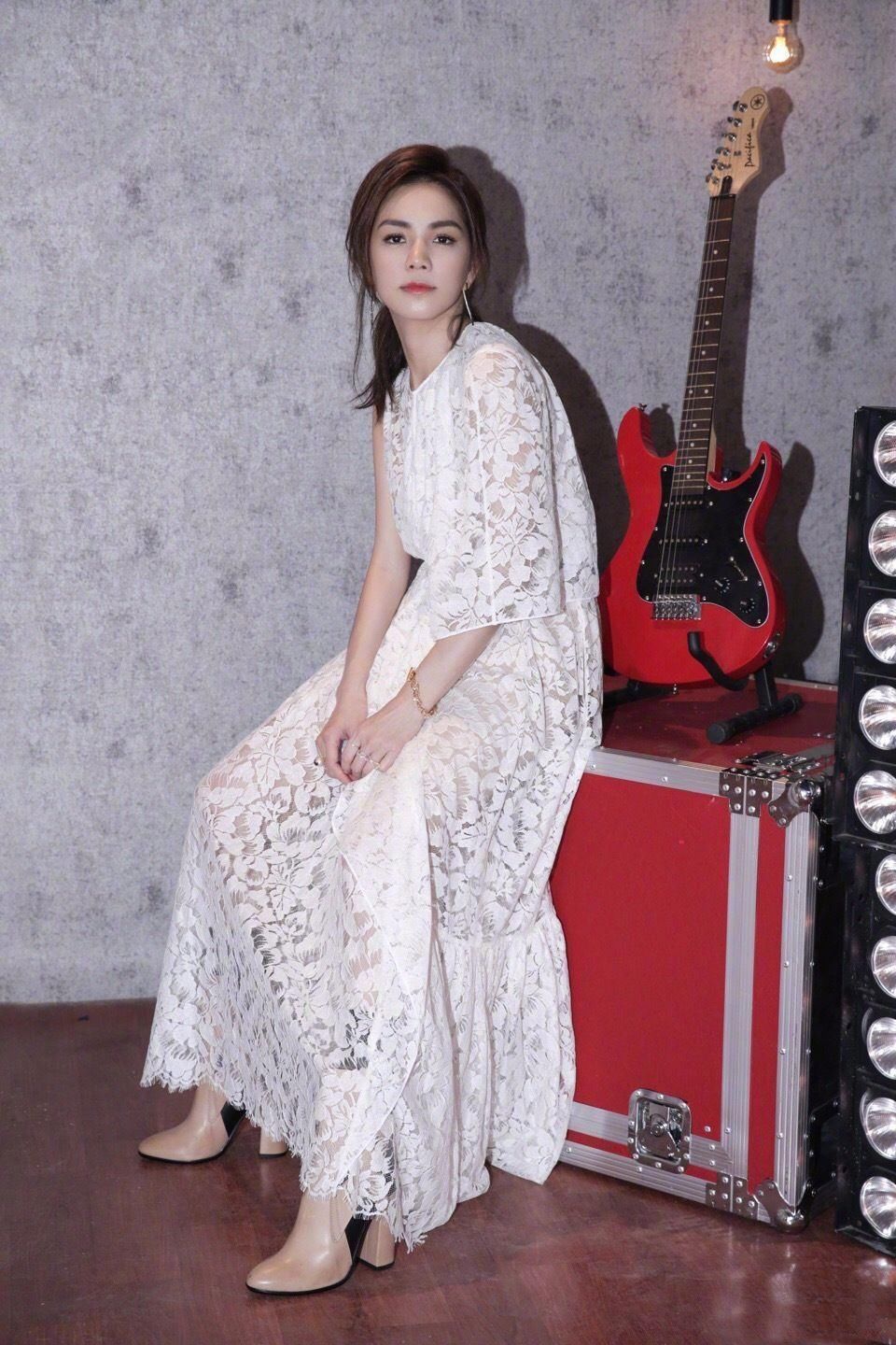 Ella越发少女，喇叭长裤，现110大长腿!