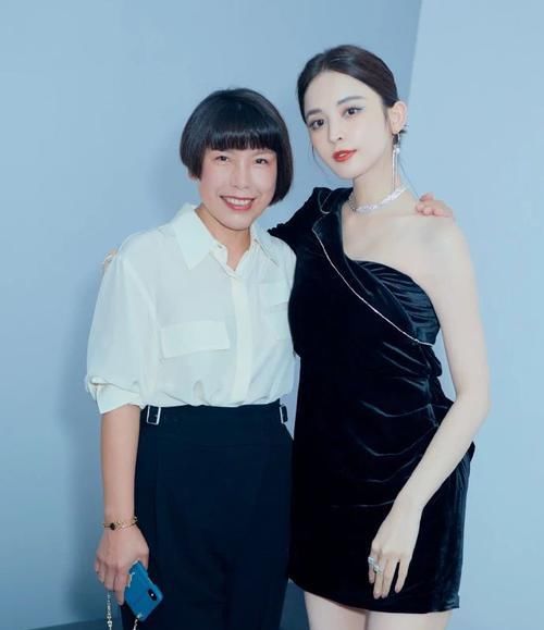  斜肩■娜扎这样的人间绝色太难得，穿斜肩丝绒礼服，美得让人挪不开眼