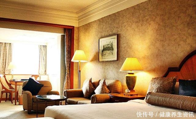 酒店服务员提醒在酒店睡觉前,厕所的灯最好开着,别说没提醒你