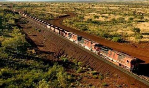  公里■世界最长火车，7公里长一眼望不到头，重10万吨需8个车头