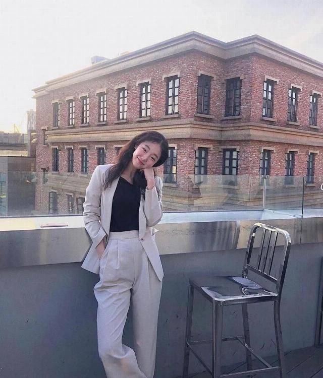  #一大#穿阔腿裤怎么上厕所？这一大难题终于得到了解决！