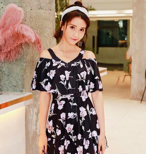 清纯漂亮的泳衣美女，打造曼妙身材，焕发时尚的气质