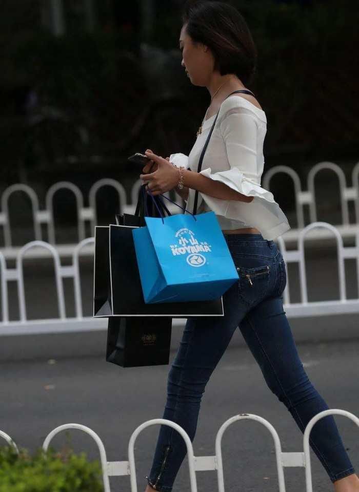 街拍: 紧身牛仔裤露肩夏装, 气质十足!