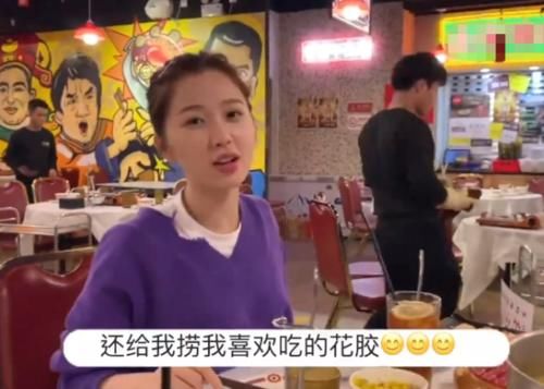  「餐馆」虞书欣去餐馆吃“打边炉”，看清她拿起碗动作后，真吃假吃很明显