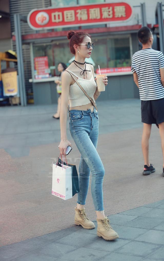 街拍：T恤搭配高跟鞋，美女的大长腿就是这样秀出来的