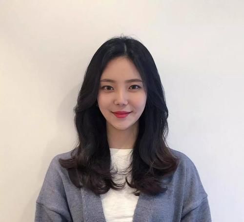  『披肩发』有以下特点的女生，不要留披肩发，影响颜值还显得脸大！