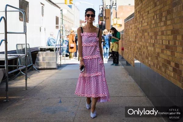 我最喜欢你什么样子?穿连衣裙的样子!