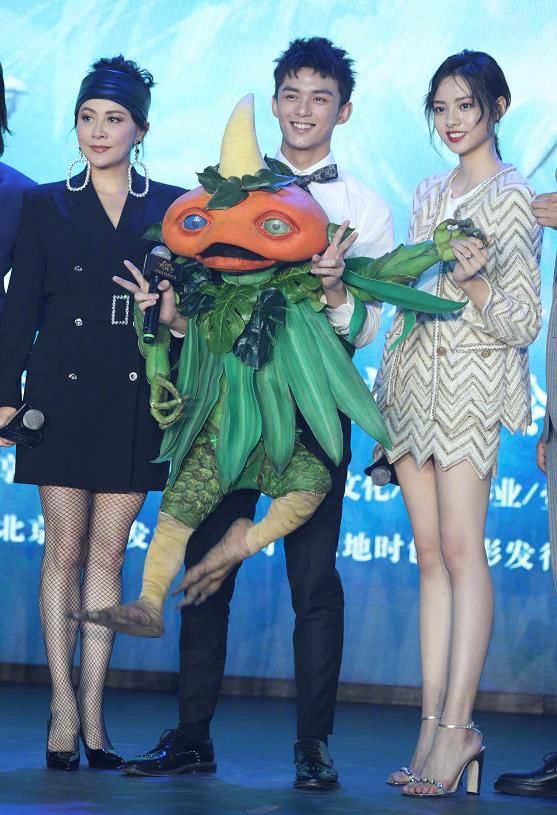 刘嘉玲戴超大耳环穿渔网袜出席活动，网友：中年届最时髦最敢穿的