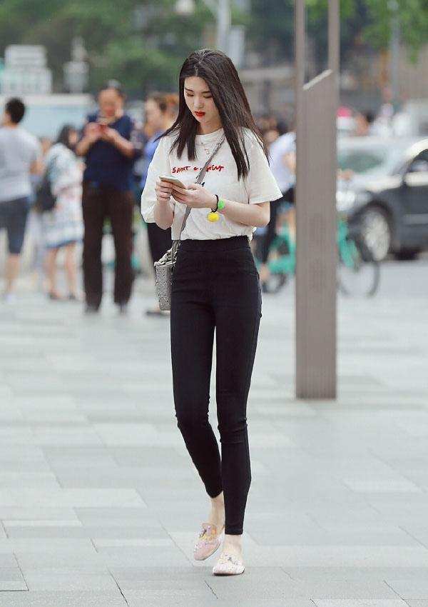 街拍: 永不过时的经典黑白搭, 图4小姐姐青春的气息分外浓郁