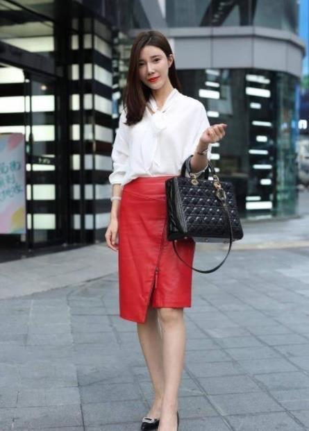 身穿|街拍:容颜动人的小美女,身穿黑色装,时尚干练又大方