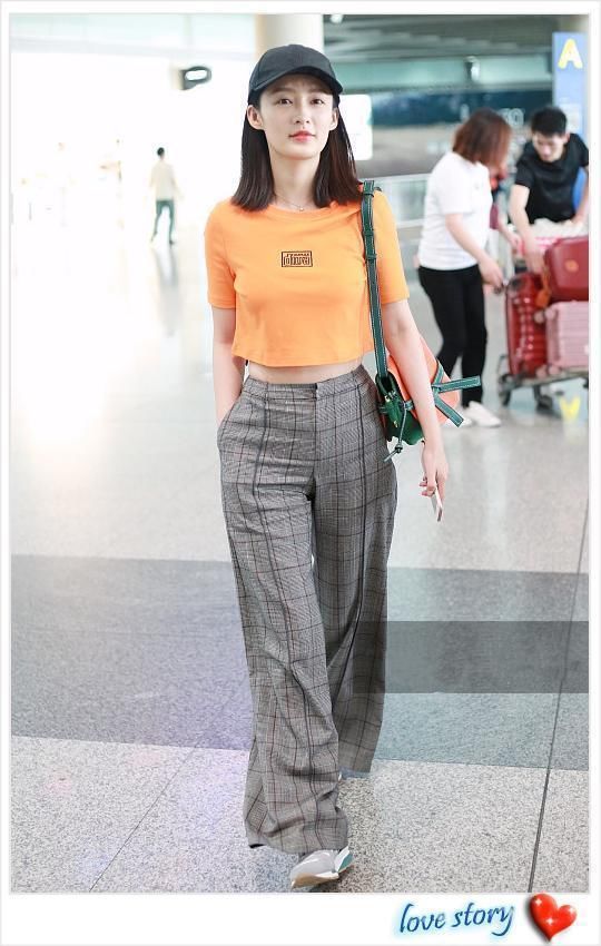 当戚薇和李沁同穿格子阔腿裤,才知道P图与不P图的差距有多大!