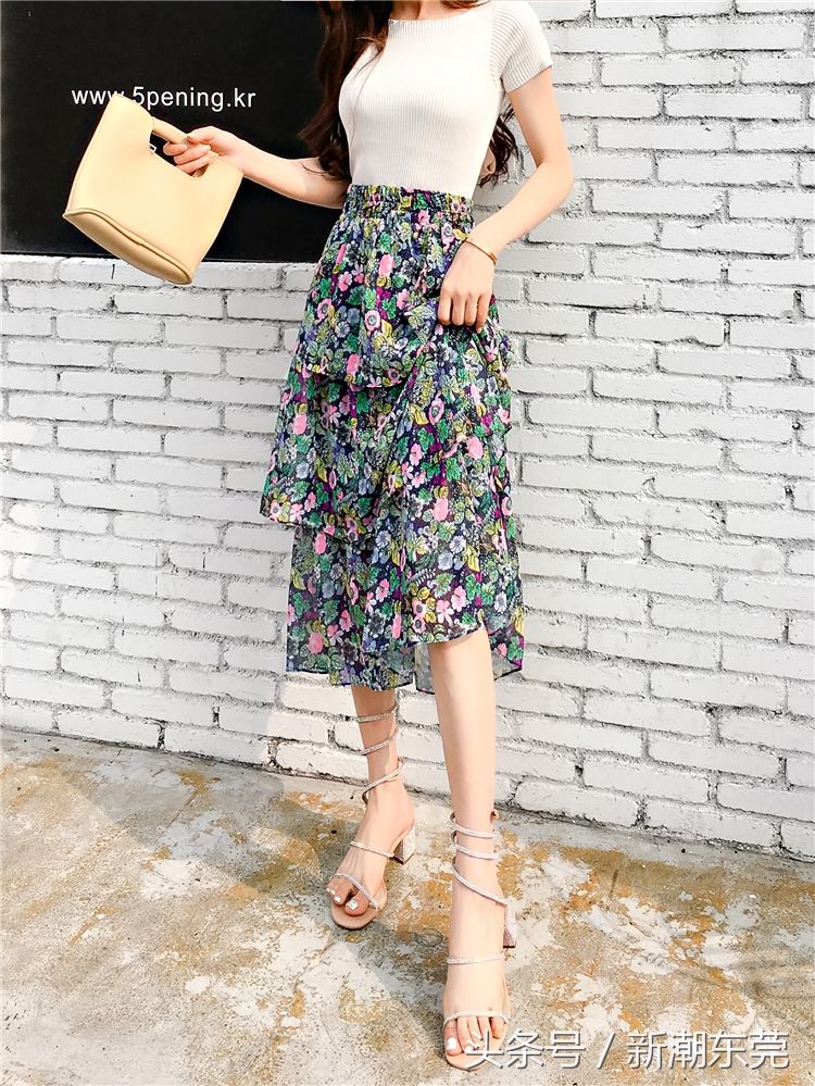 一眼就喜欢上这样的半身裙，粉色系特别亮眼，还穿出女人青春