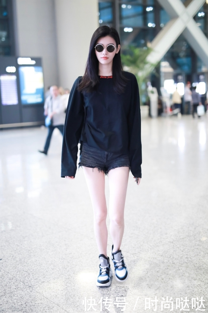 奚梦瑶穿超短裤现身，气质清新似少女，脚下鞋带掉了也不管！