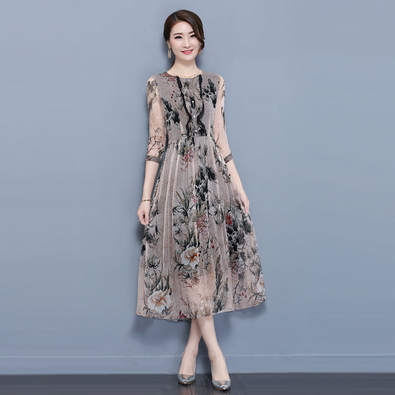 原来现在有一款比旗袍好看千倍的“减龄裙”，妈妈穿真的超级显嫩