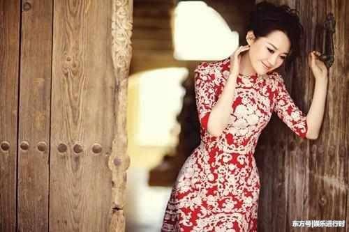 50岁许晴出席活动一件睡衣长裙惹争议,网友:这是真嫩