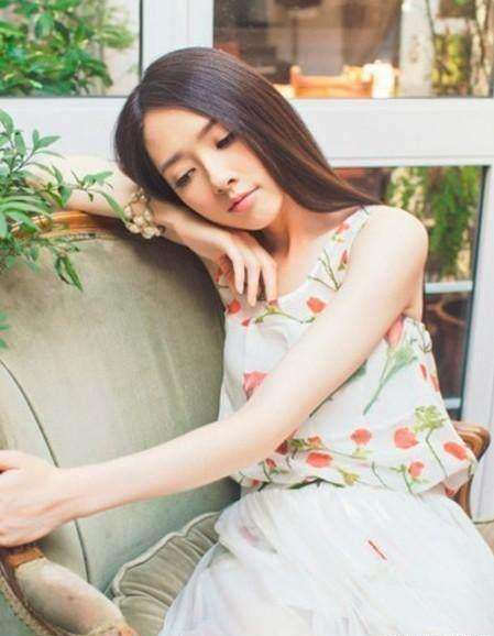 33岁郭碧婷真敢穿! 开叉裙也穿得这么性感。网友表示: 有长腿就是