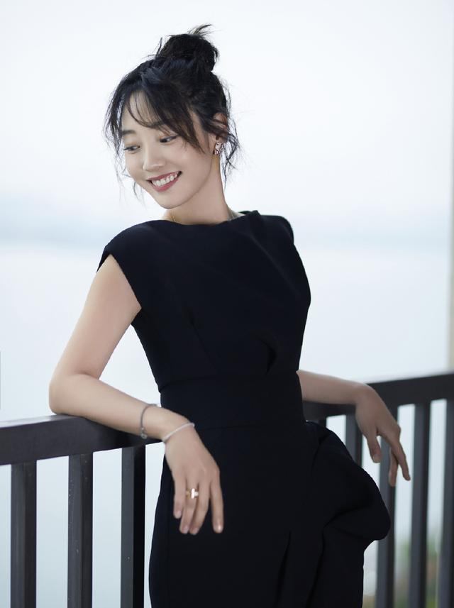 34岁白百何再次现身，白衬衫搭配牛仔裤亮相活动，大妈秒变少女