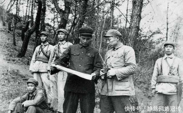 【特务】两个女兵向长官敬礼,长官立马下令将其逮捕,为什么