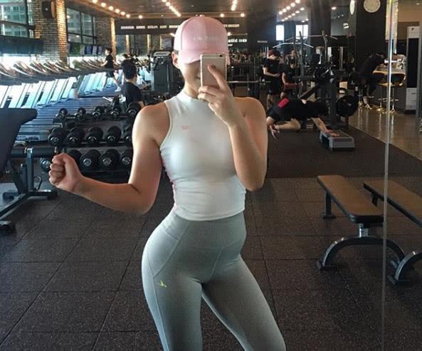 没有颜值靠身材, 健身女孩用臀围90cm来证明!