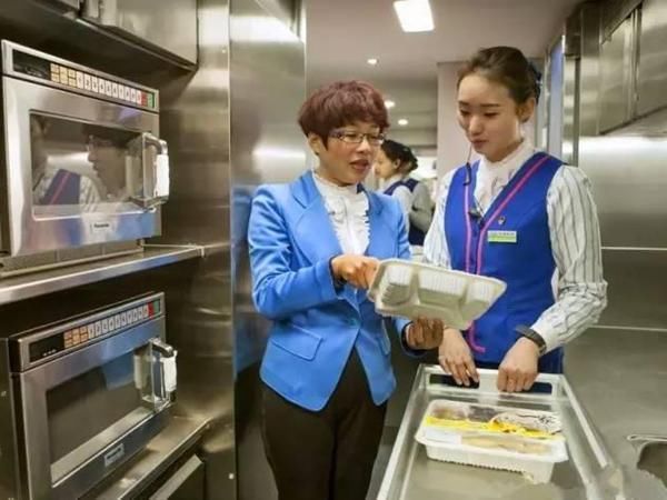 火车上的快餐少有人买，一节车厢就卖几份，那为何乘务员还在卖？