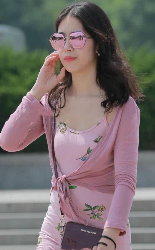 气质女神粉色长裙清秀淡雅，婀娜多姿的身材很是曼妙