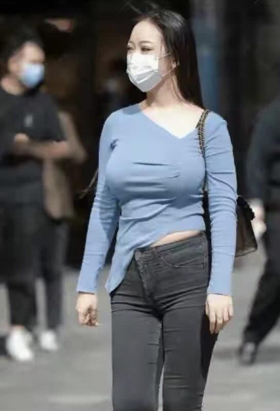  美女|牛仔裤的款式不错，让你的腿部看起来更长，轻松穿出青春动感魅力