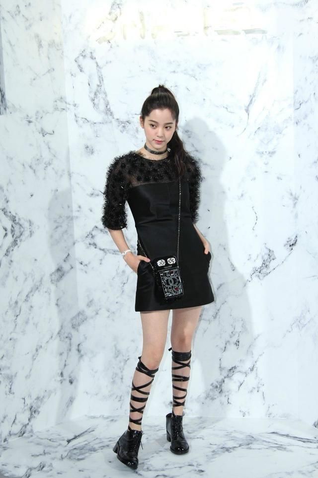 欧阳娜娜为博眼球真够拼的，网友:小腿勒这么紧，不疼吗?