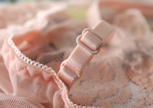 厉害了我的老婆，穿这样的睡衣就在房间走来走去，美得不像话