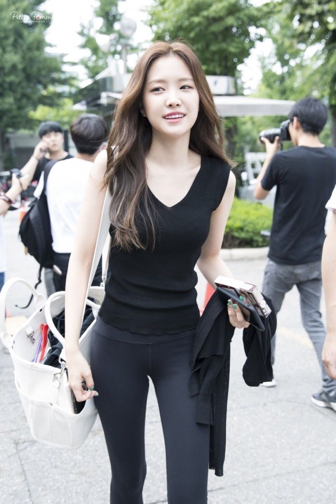 孙娜恩:紧身裤勒得好紧