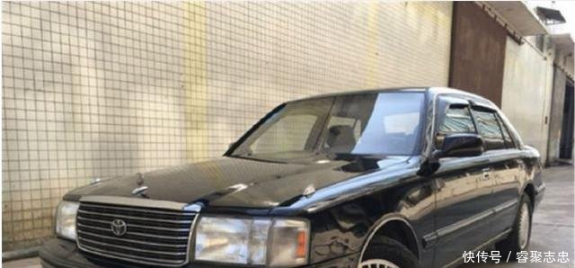 大爷花9千买辆老款的丰田皇冠, 小区门卫 这车我给你2万元