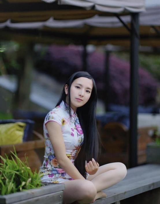 简约|简约魅力十分靓丽的小姐姐,人美衣美,简约中带出一丝时尚!