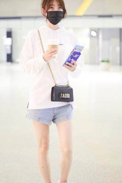 当90斤王丽坤与130斤蒋欣同穿短裤，网友：看完瞬间不想减肥了！