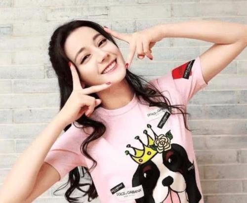 热巴这腿太粗了吧！牛仔裤快要撑破了，网友：人家不过穿了条秋裤