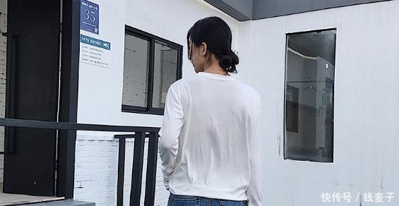 富有风韵的牛仔裤美女，散发唯美气质，让人着迷