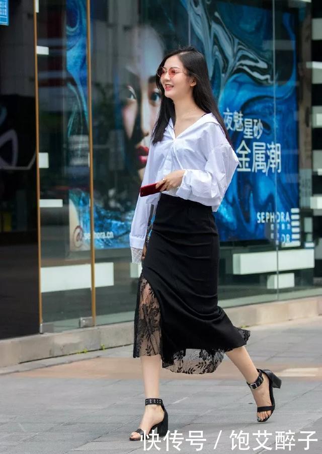  身上穿着一|脚上踩着一双尖头的高跟鞋，在脚踝带有绑带的设计走路都充满魅力