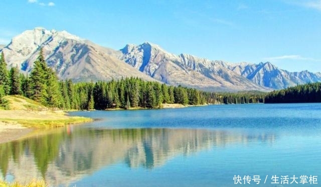 最特别的边境湖泊,两国呈现不同景象,一边鱼虾成群一边荒凉难闻