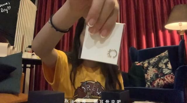  粉丝@欧阳娜娜“新首饰”开箱，讲出真实价格后，粉丝直接懵了！