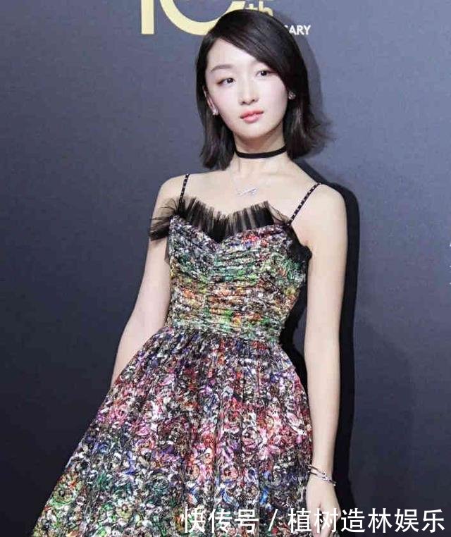 躲过了周冬雨的仙女裙，躲过了她的露肩装，却没躲过她的西装！