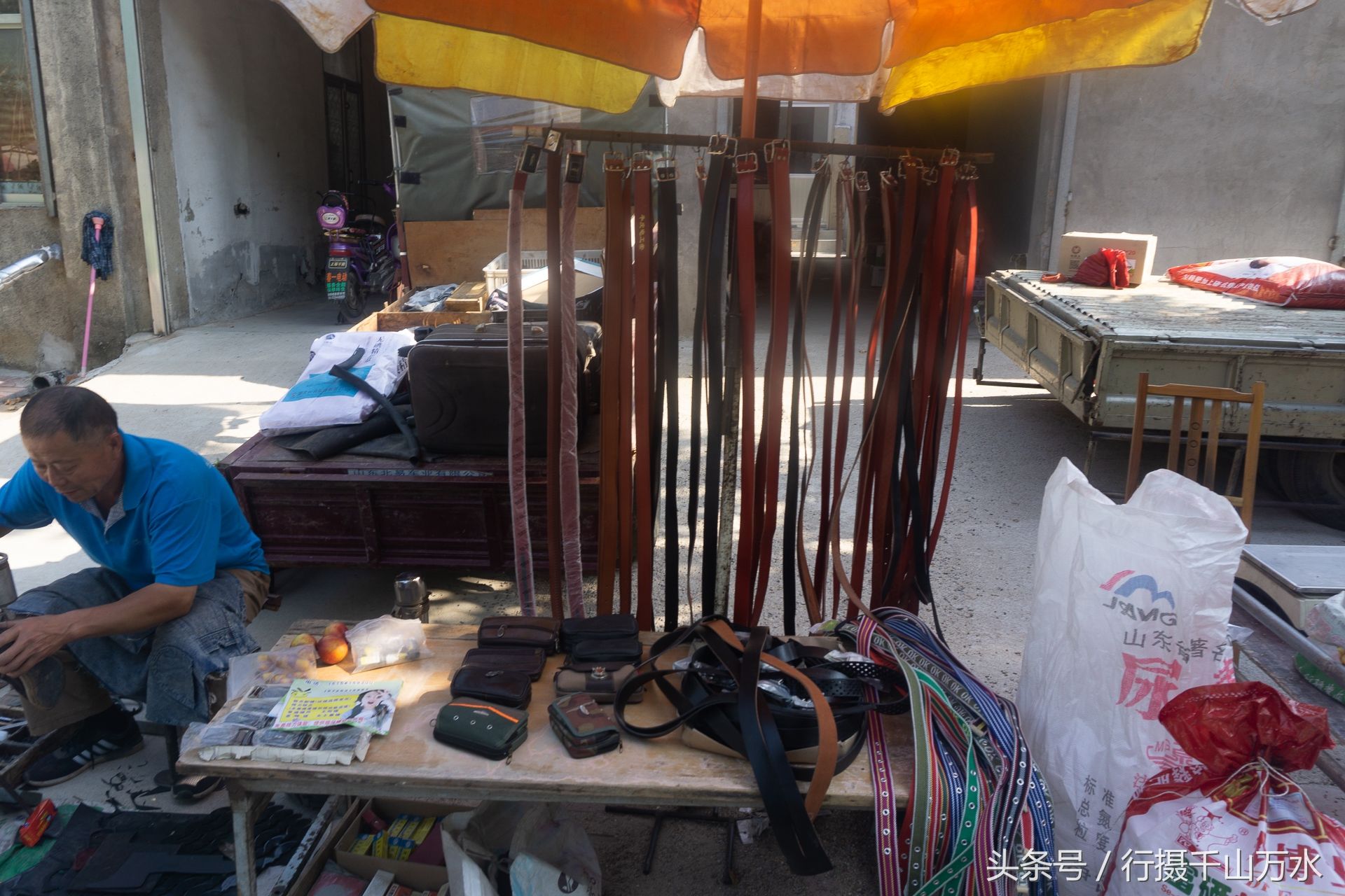 夏日农村大集上的服装摊,价格便宜却少人问津,生意不好做了