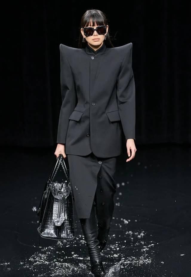  「水上」“黑色”包裹的灵魂?：巴黎世家Balenciaga的水上发布会