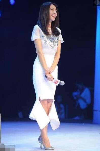 高圆圆“女神”穿裙子出席活动，这条裙子有强迫症的人不能看