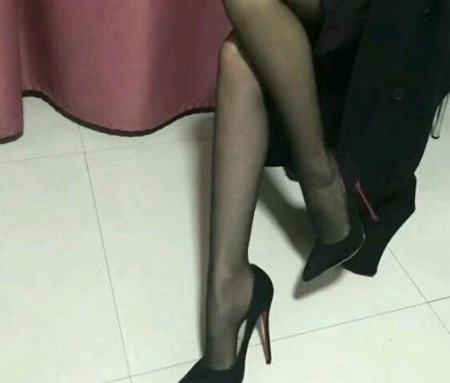 细跟鞋是女人的标志，并且乐此不疲地享受它带来的自信与美丽