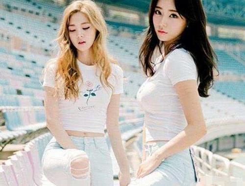 牛仔裤美女的一个背影，让人恋恋不舍