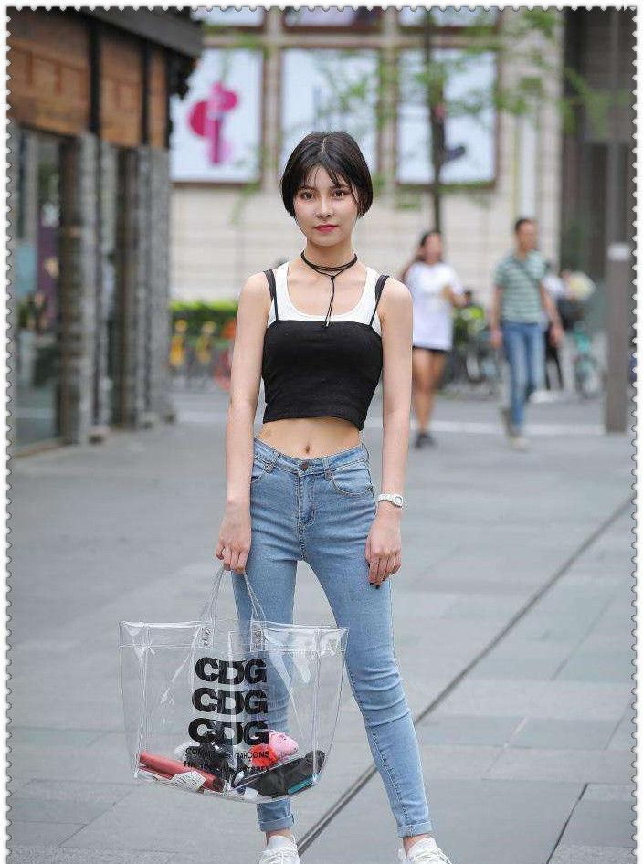 路人街拍：好臭美的小姐姐，小短裙搭配小白鞋，都不会抬头走路了