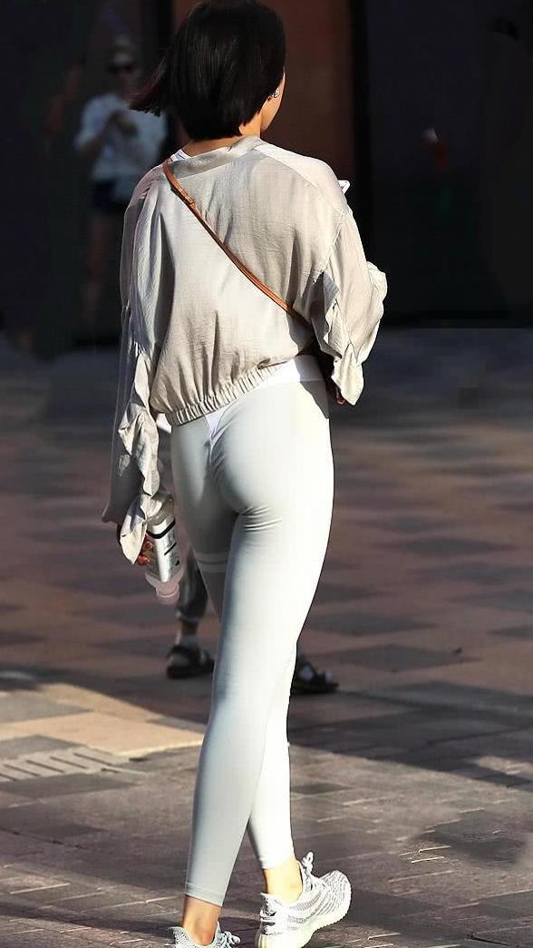 三里屯时尚潮女打底裤外穿秀美腿