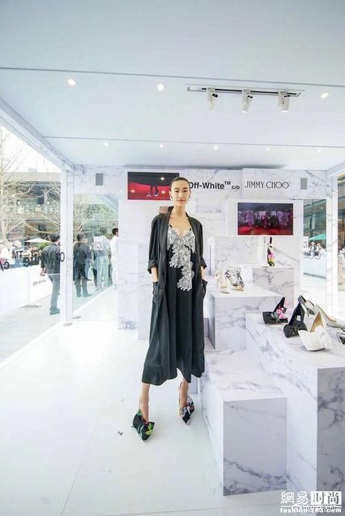 18 岁进模特界，二婚仍征服浪子陈冠希，凭啥？