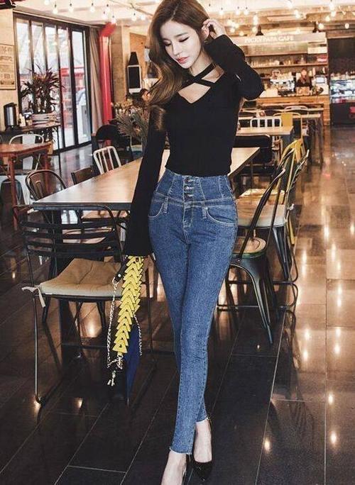 长得好看，身材紧致的牛仔裤小姐姐，散发出成熟的韵味！